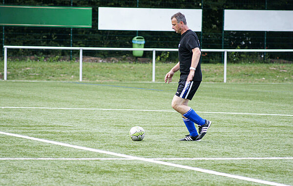 Ein Mitarbeiter von RFSG spielt Fussball.